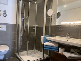 Dusche mit großem Waschbecken