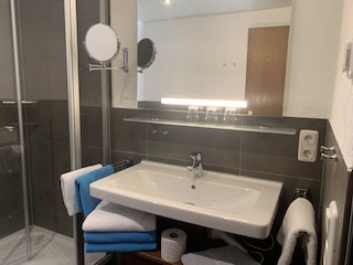Badezimmer mit großem Waschbecken