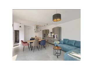 Küche mit Wohnzimmer, Sofa, Esstisch, Arbeitsecke, TV