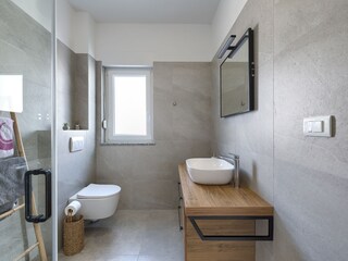 Badezimmer 1 im Erdgeschoß