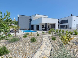Garten mit Blick auf Villa
