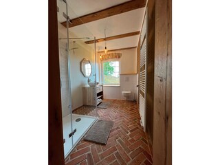 Bad mit Dusche und WC