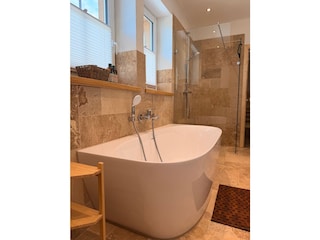Bad im OG mit Badewanne iund Dusche