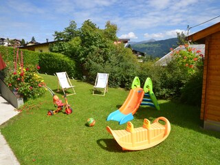 Garten mit Spielgeräten