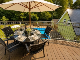 Große Terrasse mit Poolblick