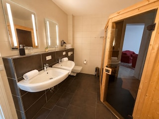 Bad mit Dusche, Sauna, Waschbecken und WC