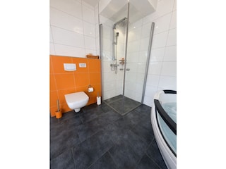 Dusche und WC
