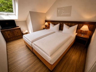 2. Schlafzimmer mit TV