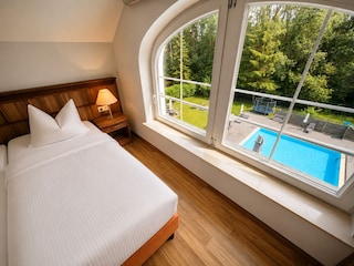 Schlafzimmer mit Poolblick