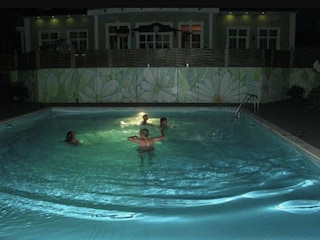 Großes Schwimmbad 12m x 8m, 1,45m tief