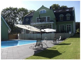 Pool mit Terrasse und anschließendem Grillbereich