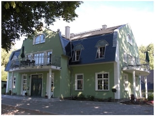 Gutshaus mit Pkw Stellplätzen