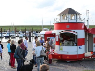 Erst mal ein Fischbrötchen..Der Fischturm am Sielhafen.