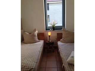 Schlafzimmer mit zwei Einzelbetten