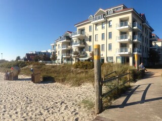 Strandaufgang mit Blick auf die Strandburg