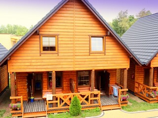 Jedes Ferienhaus verfügt über eine Terrasse