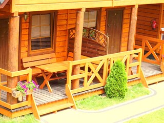 Jedes Ferienhaus verfügt über eine Terrasse