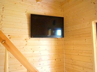 Fernseher und Klimaanlage im Wohnzimmer.