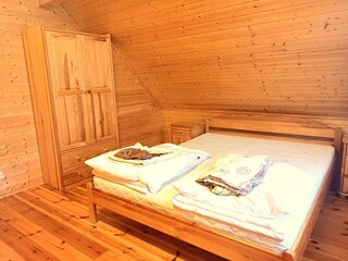 Schlafzimmer mit einem Doppelbett.