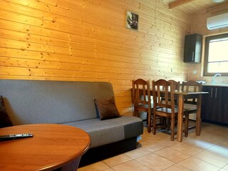 Wohnzimmer mit Schlafsofa.