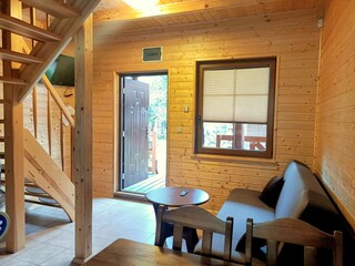 Wohnzimmer mit Schlafsofa.