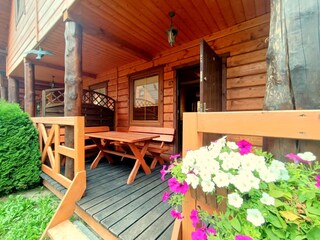 Jedes Ferienhaus verfügt über eine Terrasse