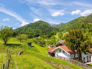 Außenansicht mit Blick auf die umliegenden Berge