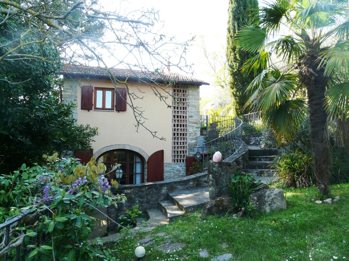 Garten mit Blick aufs Ferienhaus Ostseite