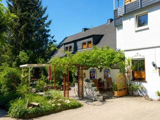 Parkplatz und ebenerdiger Eingang