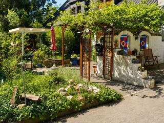 Blick vom Parkplatz in den Garten