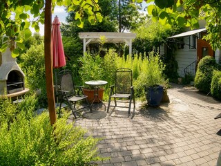 Garten mit Grill und Pavillon