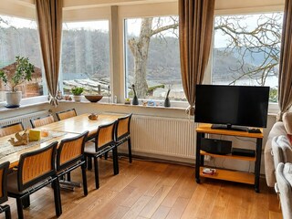 Aussicht über den Rhein vom Wohn-/Esszimmer