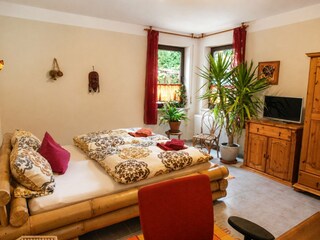 Themenzimmer "Afrika" mit Bambusbett, TV