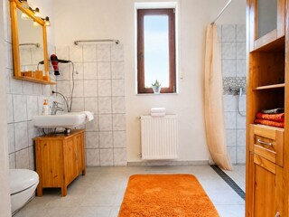 Duschbad nahe beim Themenzimmer "Afrika"