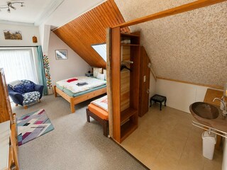 Dreibettzimmer "Grauburgunder" mit Waschbecken und TV