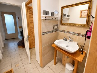 Badezimmer mit Dusche und Badewanne