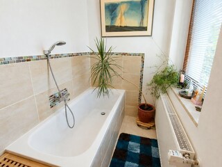 Badewanne im Badezimmer mit Dusche