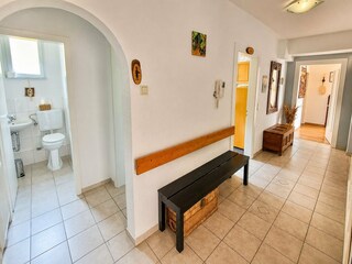 Flur vor WC, Badezimmer, Küche und Wohnzimmer