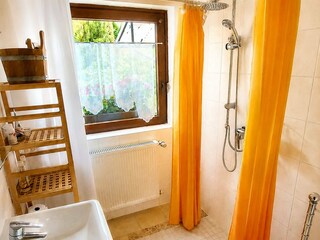Badezimmer mit „bodengleiche Dusche“