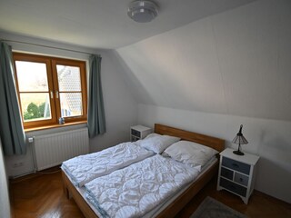Schlafzimmer mit Bett 1,40 breit