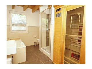 Bad UG mit Wanne, Dusche und Sauna