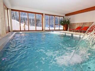 indoor Pool mit Panoramafenster