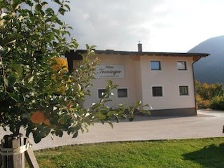 Haus Traninger mit Vorplatz
