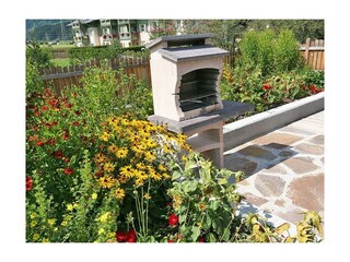 Terrasse mit Holzkohlegrill