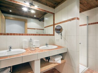 Badezimmer-mit-Doppelwaschbecken-und-Dusche