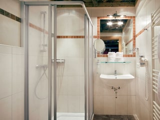 Badezimmer-mit-Dusche-und-WC