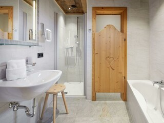 Badezimmer-mit-Tageslicht-en-suite