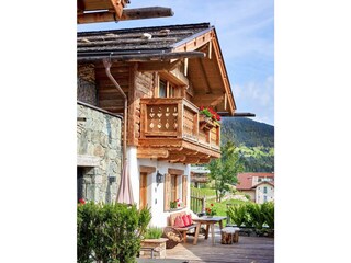 Sonnenterrasse-vor-dem-Chalet