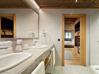 Badezimmer-mit-Doppelwaschbecken