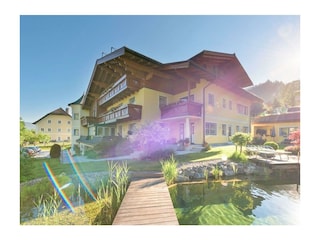 haus-sommer-ansicht-mit-schwimmteich-02-gross